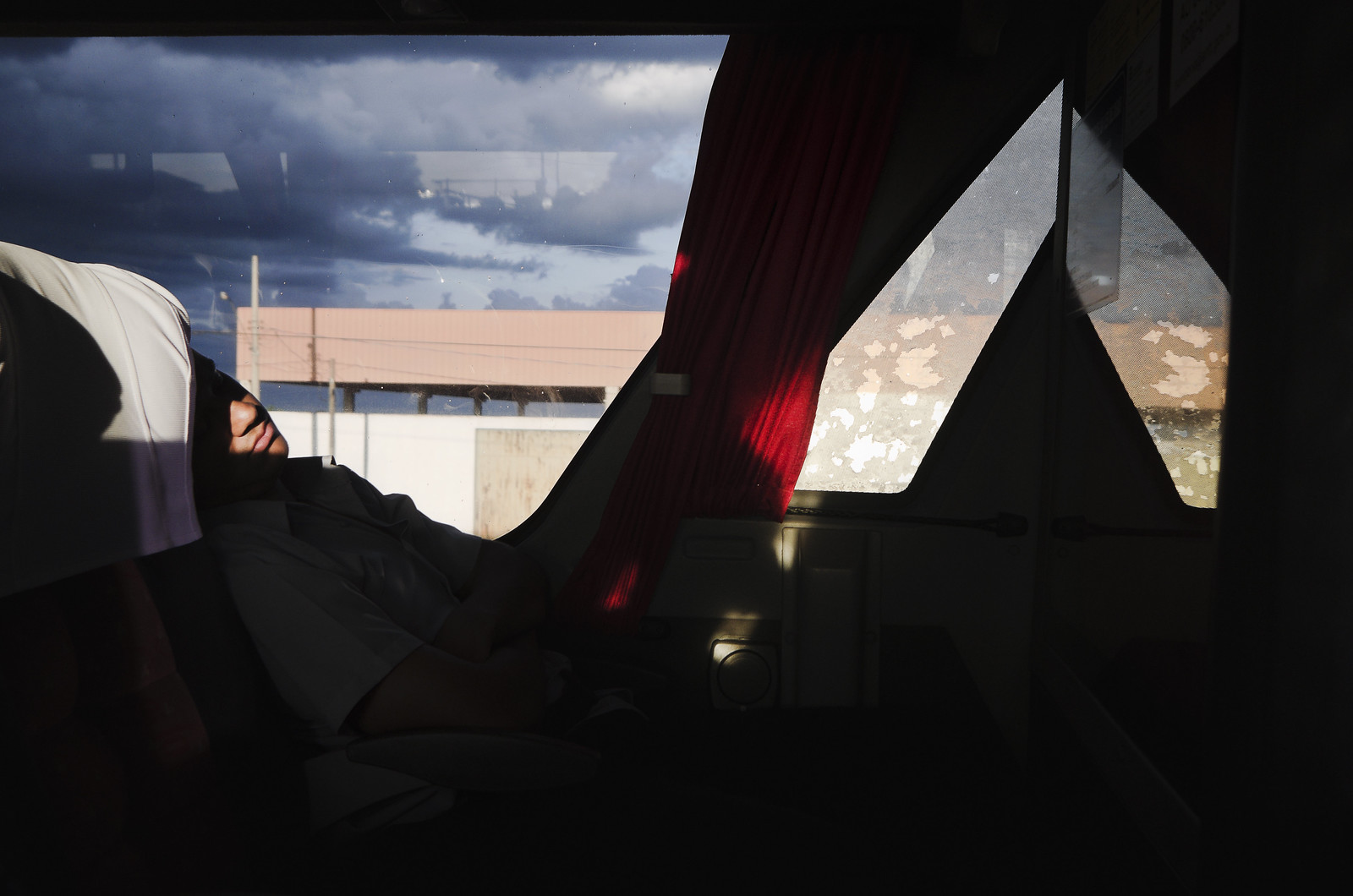 Bus sleep, Gustavo Minas, journal of wild culture, ©2020