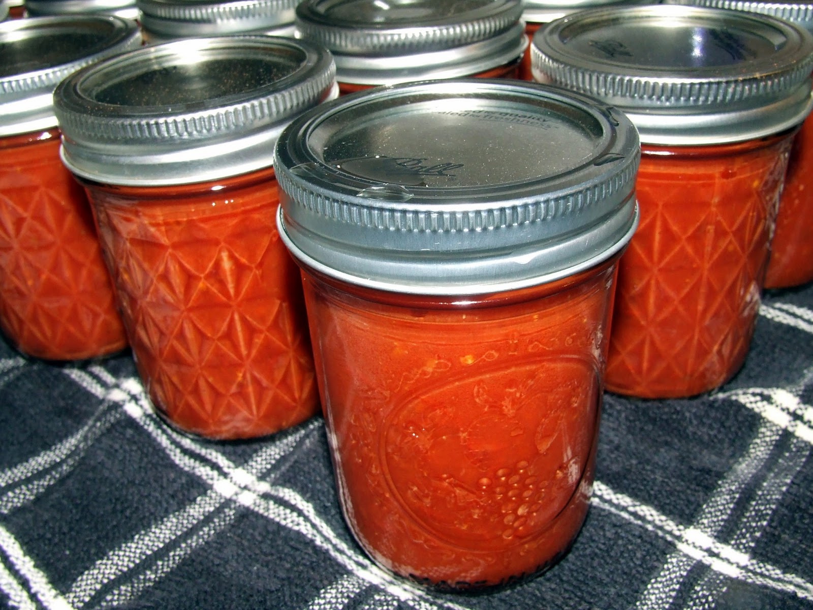 Пасты на зиму. Canned Tomato paste. Томатная паста в бочках. Томатная паста Эстетика. Коммерческое предложение томатная паста.